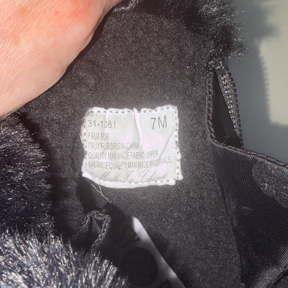 Easy Dry by Easy Street Women’s Ankle Boots with Faux Fur Size 7M - Picture 6 of 15